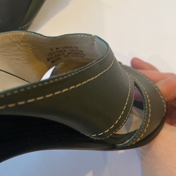 Array Wedge Sandals - Picture 6 of 6